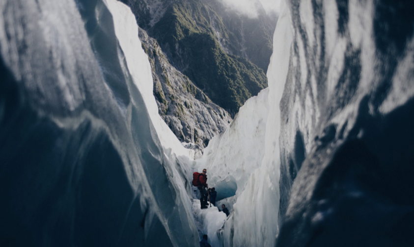 Personnes faisant de la randonnée en haute montagne